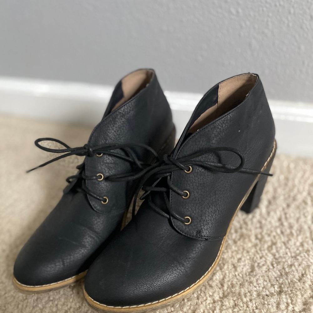 Low cut black boots